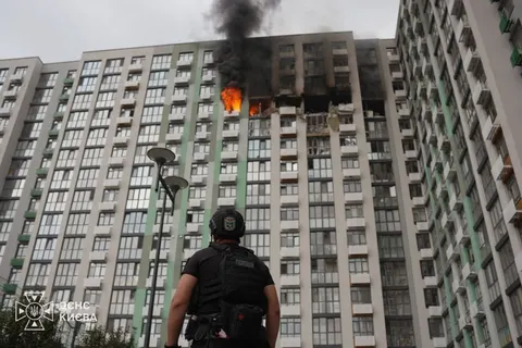 Удар дрона по 16-поверхівці в Києві: троє постраждалих, пожежу загасили