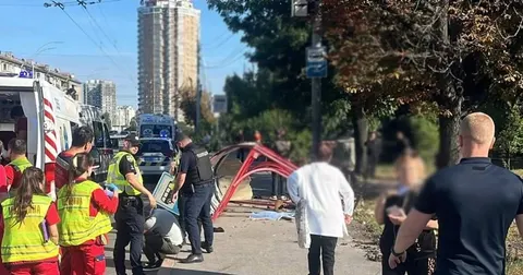 Смертельна ДТП у Києві: автівка врізалася в зупинку з людьми