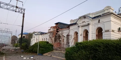Нічна атака РФ: у Києві пошкоджено станцію електрички, на Харківщині зруйновано 