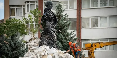 У Києві розпочали демонтаж укриттів біля пам’ятника Лесі Українці