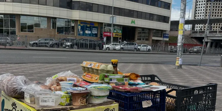 Стихійна торгівля біля метро Лівобережна: думки киян розділилися