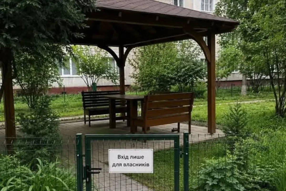 Альтанка під замком у київському дворі: чи мають сусіди право на власний затишок