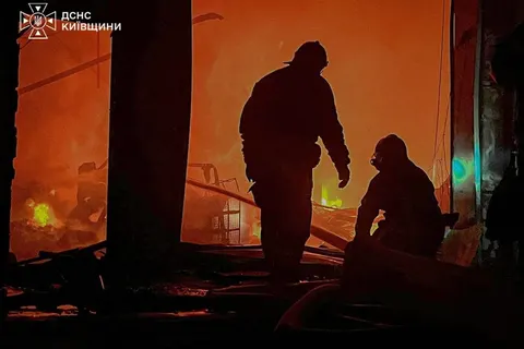 Росіяни вдарили по «Київмедспецтрансу»: згоріли п'ять швидких, є загиблі