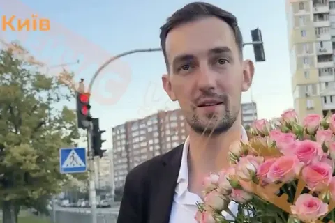 Киянин купив квіти у зруйнованій крамниці, щоб підтримати власницю