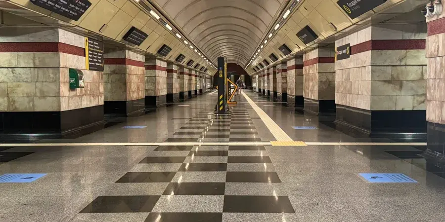 У київському метро тестують зонування платформ для комфорту під час тривог