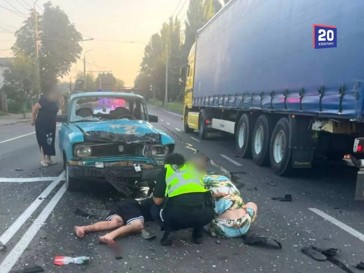 У Вінниці скутер зіткнувся з автівкою: 18-річний водій у тяжкому стані