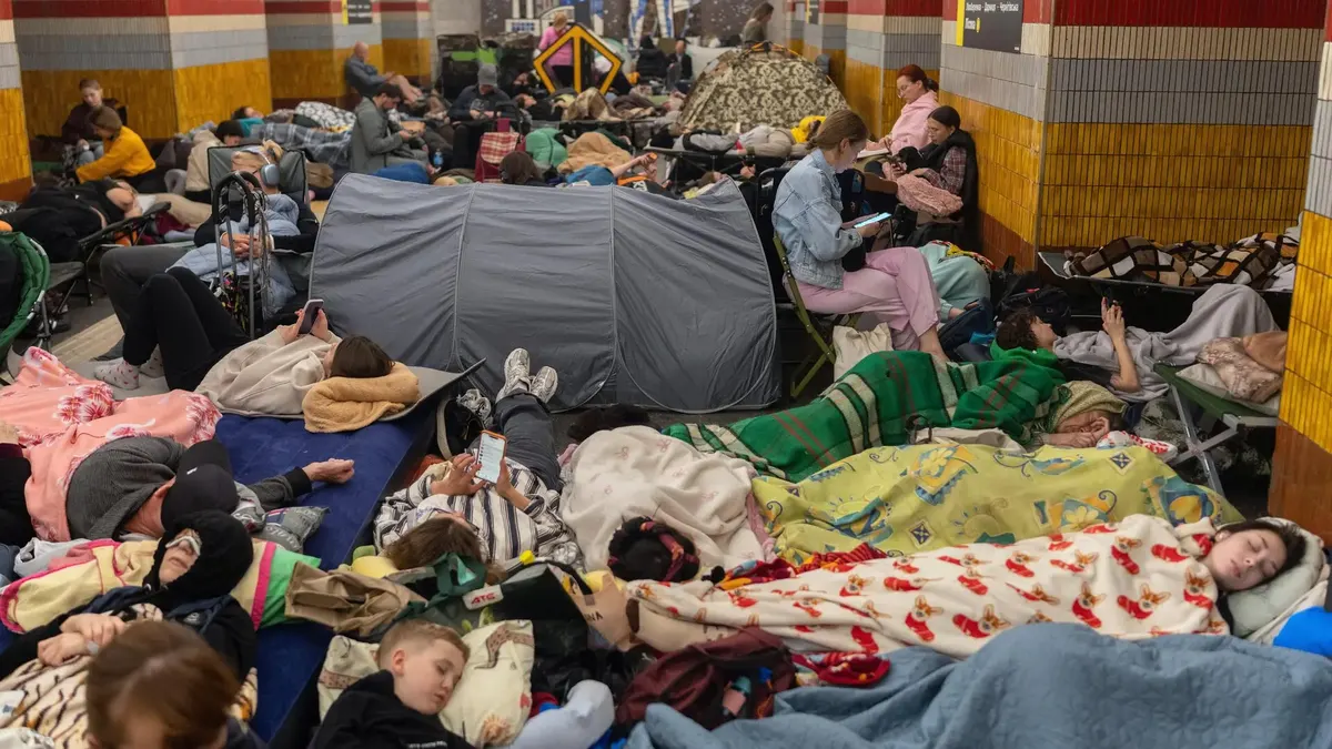 Понад 56 тисяч людей ховалися в метро Києва через нічну атаку РФ — КМДА спростувала інформацію про закриті станції