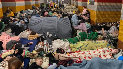 Понад 56 тисяч людей ховалися в метро Києва через нічну атаку РФ — КМДА спростув