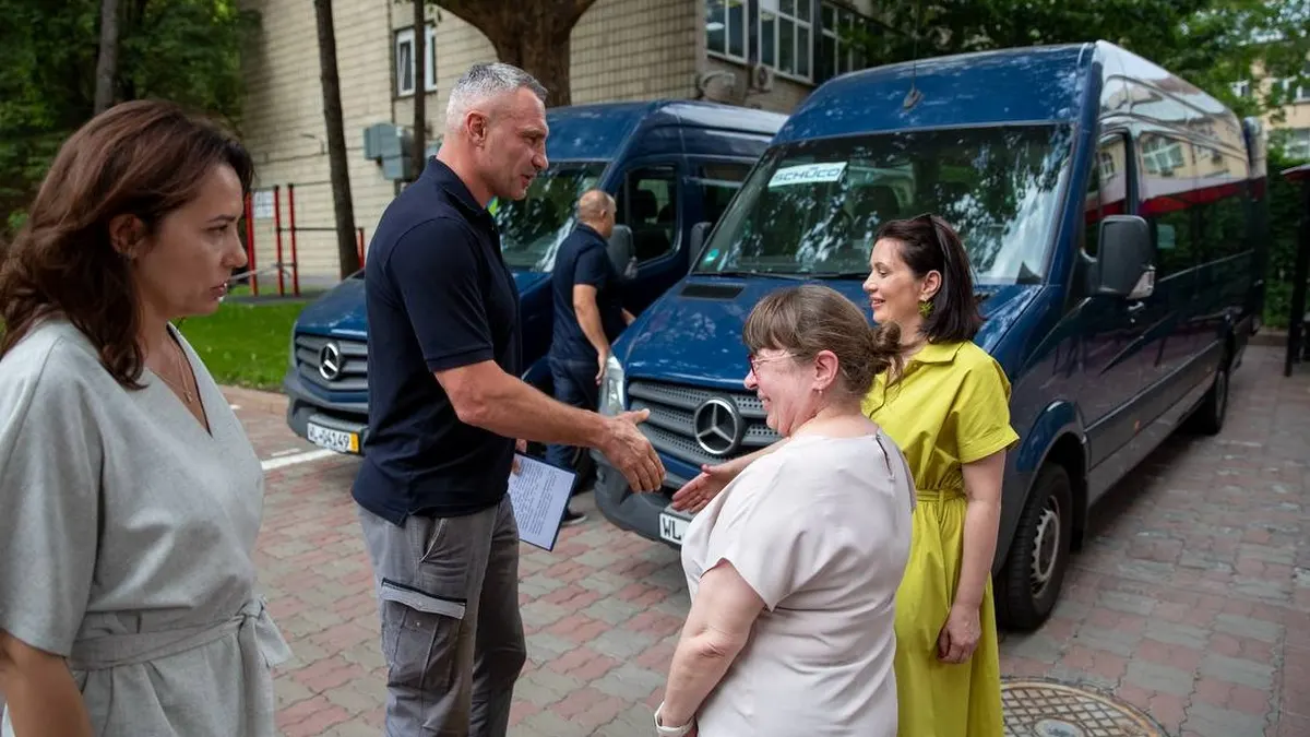 Київ отримав два мікроавтобуси для людей з інвалідністю від німецьких благодійників