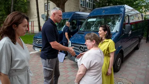 Київ отримав два мікроавтобуси для людей з інвалідністю від німецьких благодійни