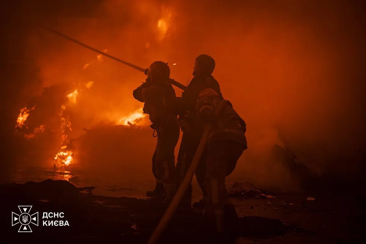 У Голосіївському районі загасили пожежу після третьої за добу атаки на Київ