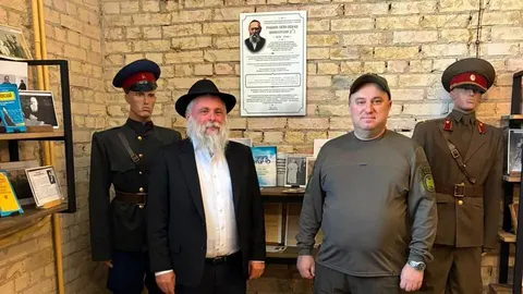 У Києві вшанували пам’ять рабина Леві Іцхака Шнеєрсона меморіальною дошкою