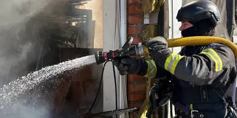 У Києві російські дрони влучили в будівлю Київстару та на АЗС: двоє загиблих