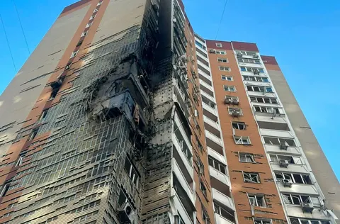 У Києві БПЛА влучив у 24-поверхівку: п’ятеро постраждалих