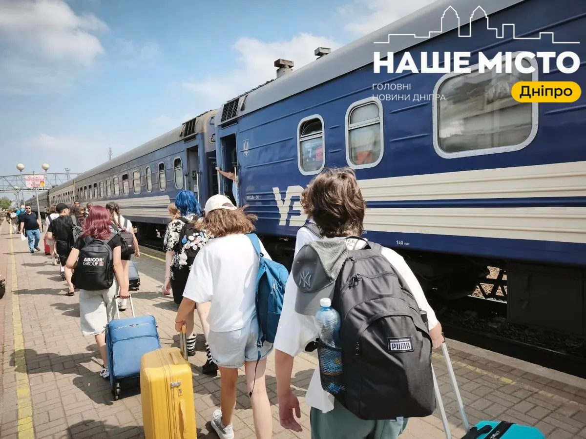 Поїзди з Дніпра затримуються на 7–10 годин через обстріли