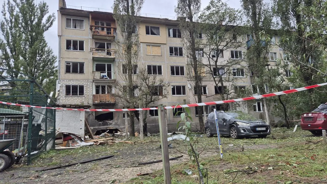 Дрон пошкодив п'ятиповерхівку в Дніпровському районі Києва: врятовано 15 людей