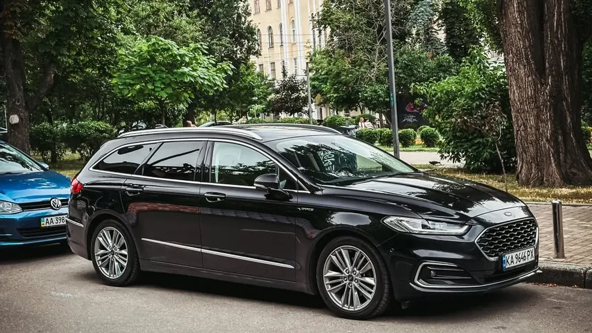 У Києві помітили рідкісний преміальний Ford Mondeo Vignale