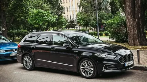 У Києві помітили рідкісний преміальний Ford Mondeo Vignale