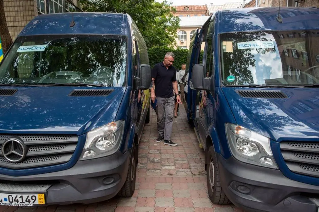 Київ отримав від німецьких партнерів мікроавтобуси для людей з інвалідністю