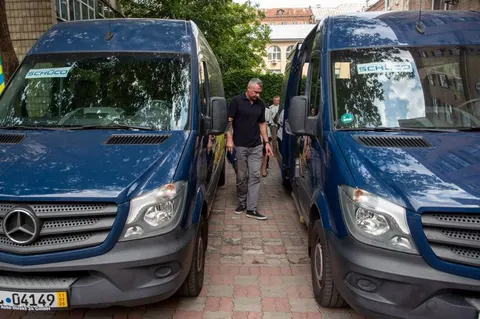 Київ отримав від німецьких партнерів мікроавтобуси для людей з інвалідністю