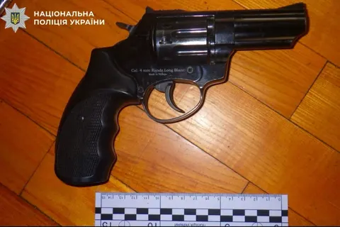 У Дніпровському районі чоловік після застілля вистрілив у знайомого