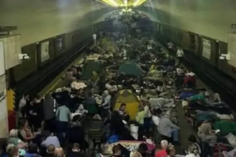 Кияни не змогли потрапити в укриття метро через намети на перонах