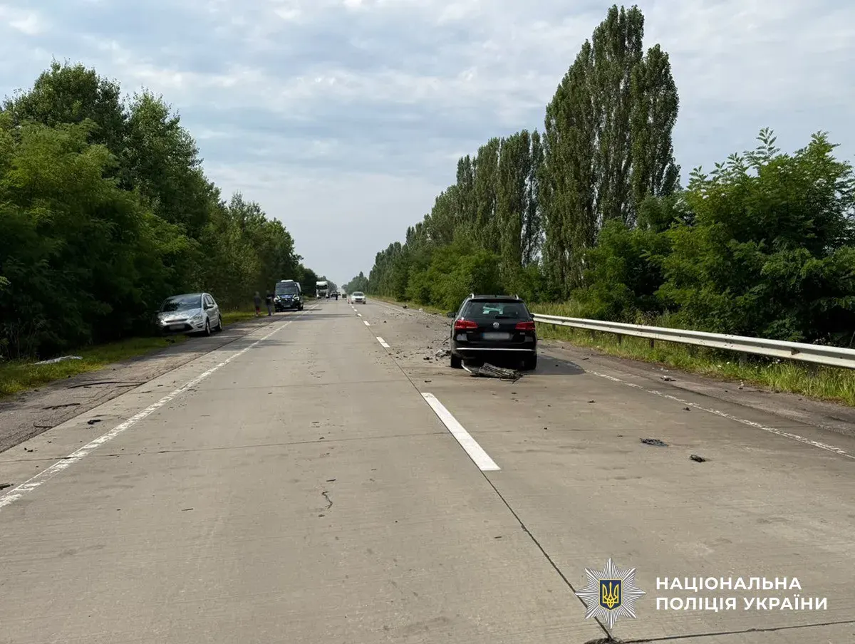 На Житомирщині зіткнулися три автівки: семеро постраждалих, серед них діти