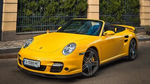 У Києві помітили рідкісний 480-сильний кабріолет Porsche 911 Turbo