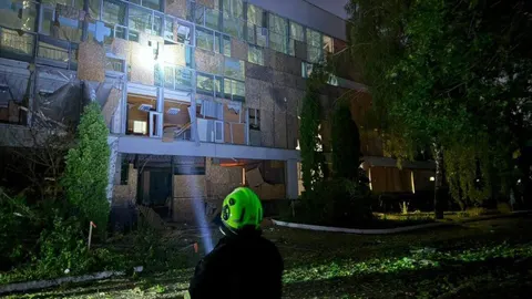 Атака дронів пошкодила спорткомплекс КНУ в Голосіївському районі Києва
