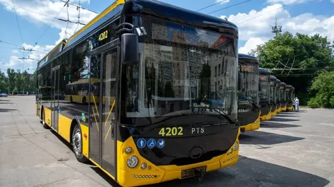 Атака дронів на АЗС у Києві: як змінився рух тролейбусів і автобусів