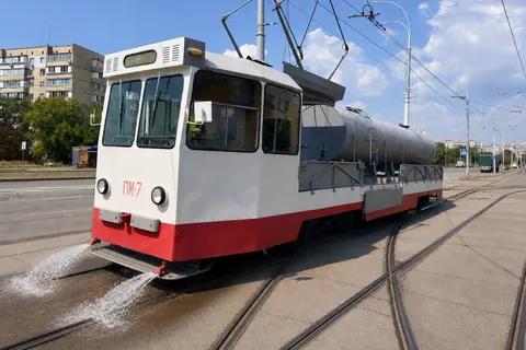 У Києві спецтрамваї охолоджують рейки, щоб уникнути деформації