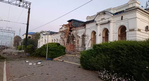Обстріл пошкодив вокзал у Берестині та станцію Кільцевої електрички в Києві