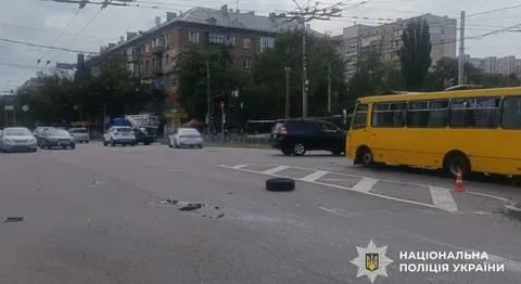 У Києві зіткнулися легковик і маршрутка: постраждали восьмеро людей