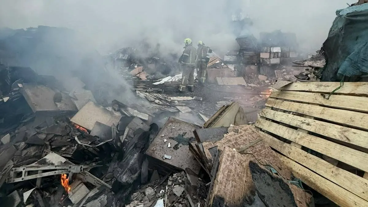 У Голосіївському районі Києва вранці ліквідували пожежу після обстрілу