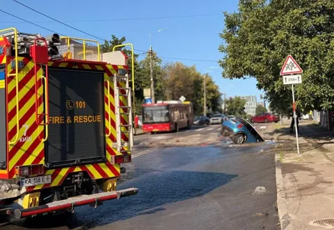 У Києві на Білицькій авто провалилося під асфальт: рух обмежено
