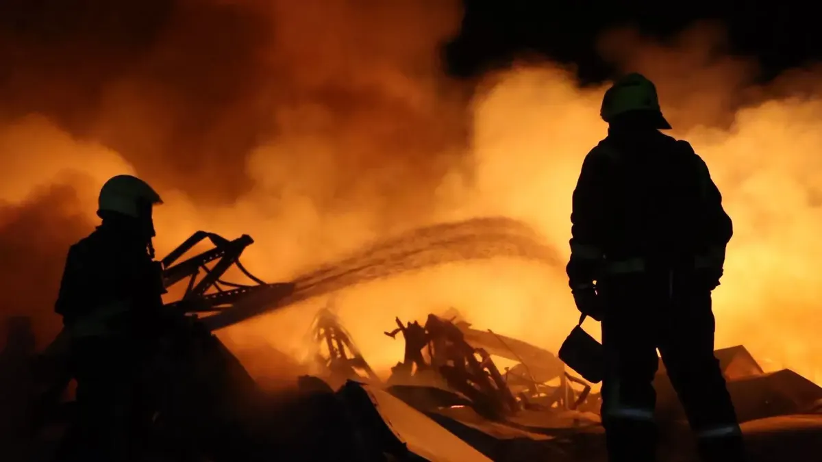 У Броварському районі після атаки дронів горить склад, є поранений