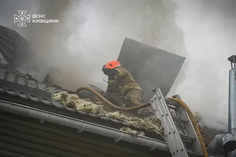 У Петропавлівській Борщагівці загасили пожежу на складі