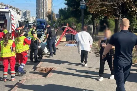 У Києві на Чоколівському бульварі автівка влетіла в зупинку: є загиблі та поране