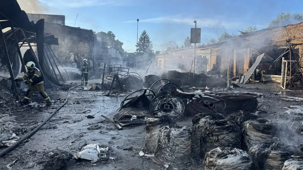 Наслідки нічної атаки РФ на Київ: пошкоджені будинки та склади у Голосіївському районі