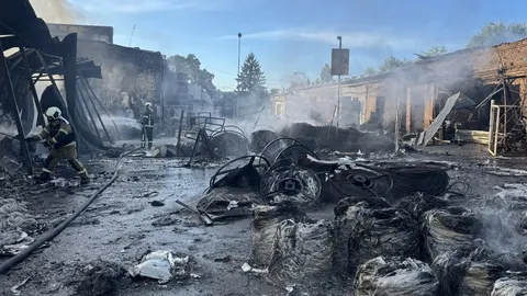 Наслідки нічної атаки РФ на Київ: пошкоджені будинки та склади у Голосіївському 