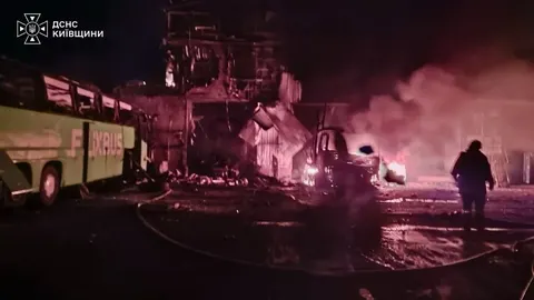 На Київщині вночі гасили пожежі після атаки: постраждалих немає