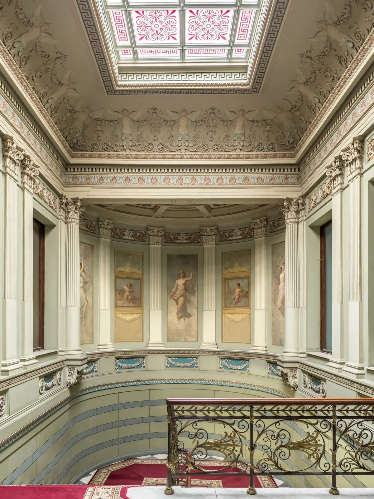Унікальний вітраж Київської картинної галереї відтворили після пошкодження ракетою