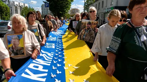 «Час не лікує»: у Луцьку вшанували пам’ять загиблих захисників ходою з 40-метровим прапором