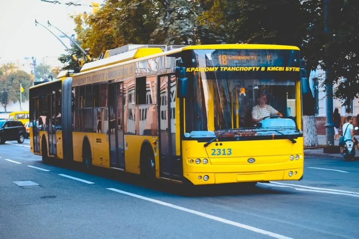 У Києві після нічної атаки РФ змінили рух автобусів, трамваїв і тролейбусів