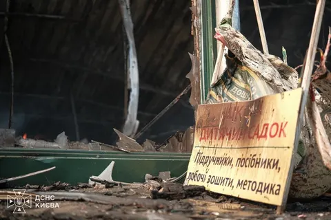 Книжковий ринок на Почайній знищено внаслідок російської атаки