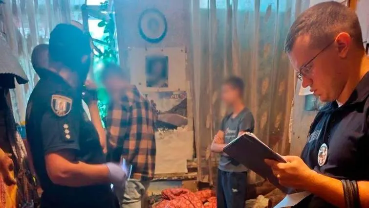 У Києві підлітки напали на безпритульних жінок: обом оголосили підозру