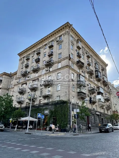 У центрі Києва продають квартиру з краєвидом на Володимирську гірку