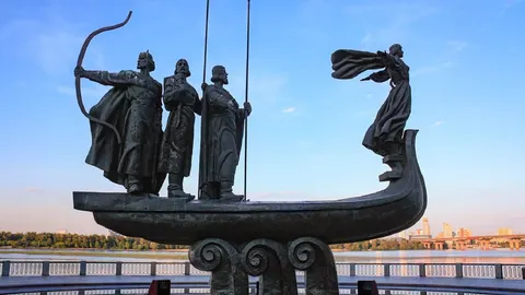 Чому Либідь на монументі стоїть спиною до братів: пояснення скульптора