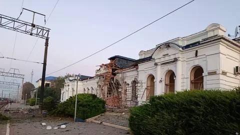 Атака на залізницю: пошкоджено вокзал у Берестині та станцію електрички в Києві