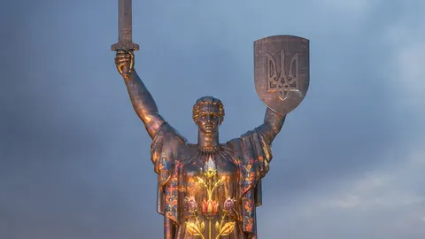 На Батьківщині-Матері у Києві з’явилася світлова інсталяція до Дня Незалежності